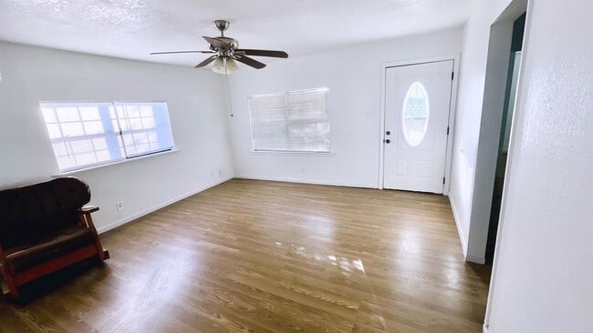 Building Photo - 405 E Bowie St