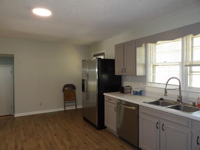 Building Photo - 917 9th Ave S