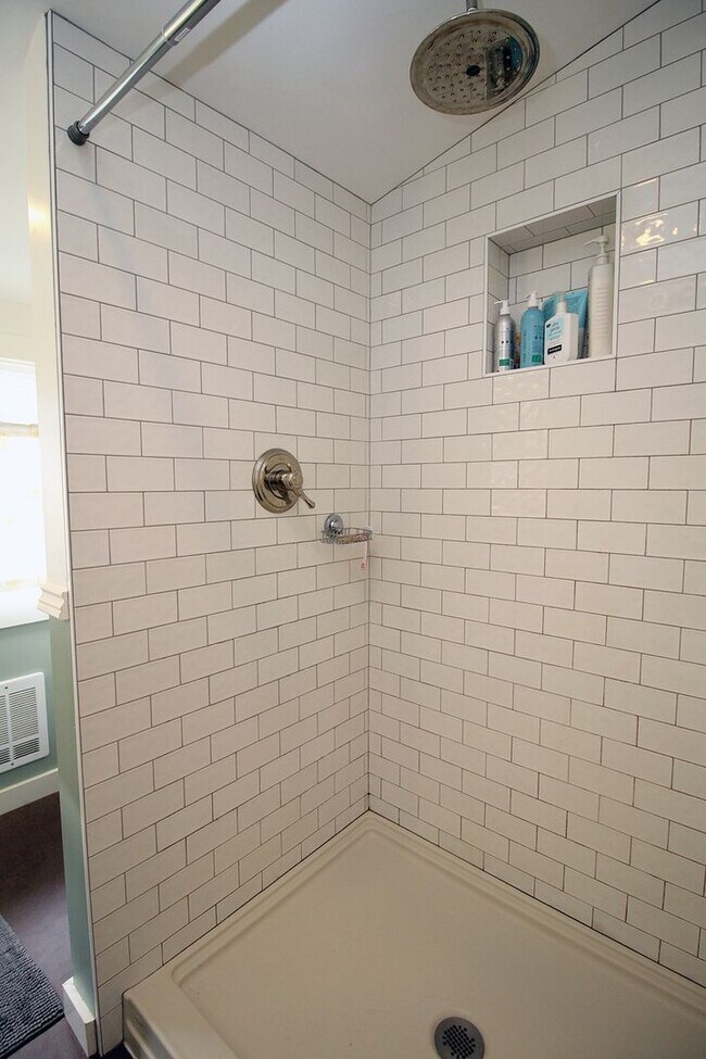 Building Photo - Delightful Remodeled Alberta Arts 3 Bed/2 ...