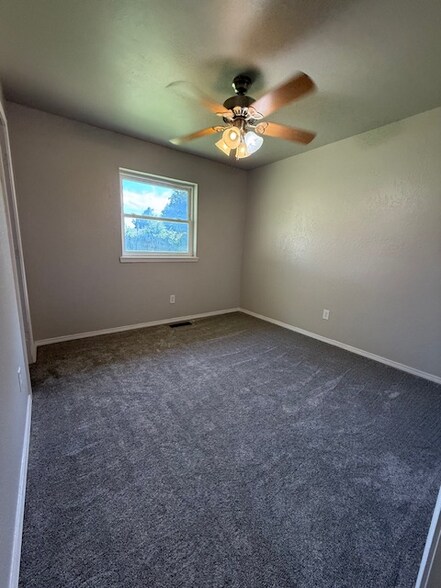 Building Photo - 608 Linda Ln