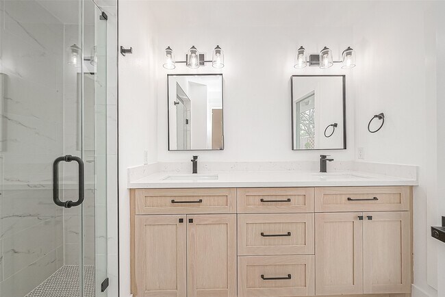 Building Photo - 6254 Locke Ln