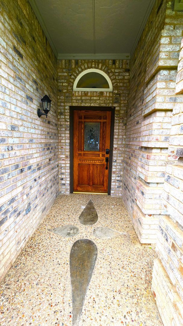 Building Photo - Remodeled with Luxurious Finishes!