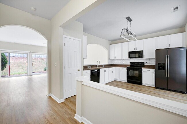 Building Photo - 812 Walnut Woods Dr