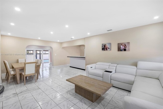 Building Photo - 490 W 33rd Pl