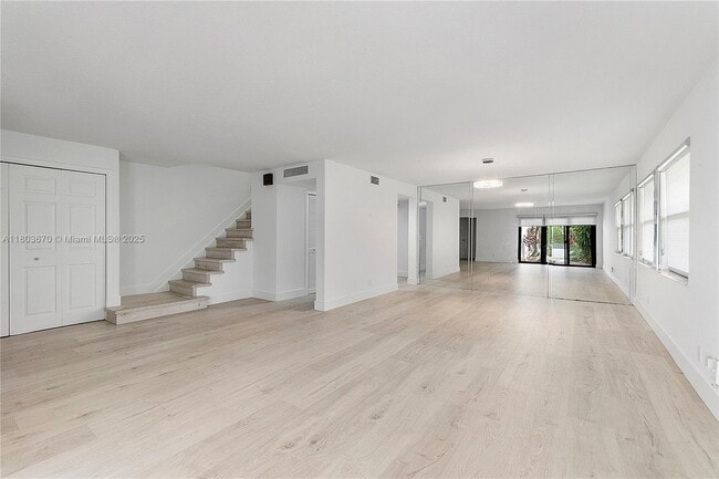 Building Photo - 398 Fern Dr