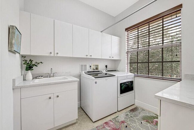 Building Photo - 9773 Bowline Dr