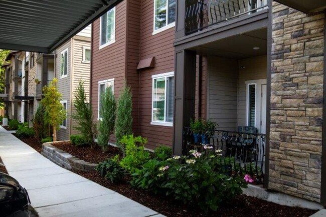 Building Photo - 1 bedroom Townhome with attached garage