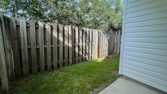 Building Photo - 2 Bedroom, 2.5 Bathrooms Townhome in the H...