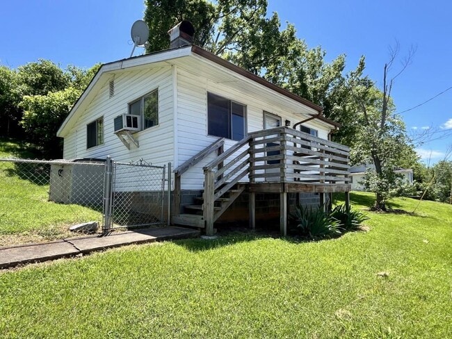 Primary Photo - 318 Leonard St