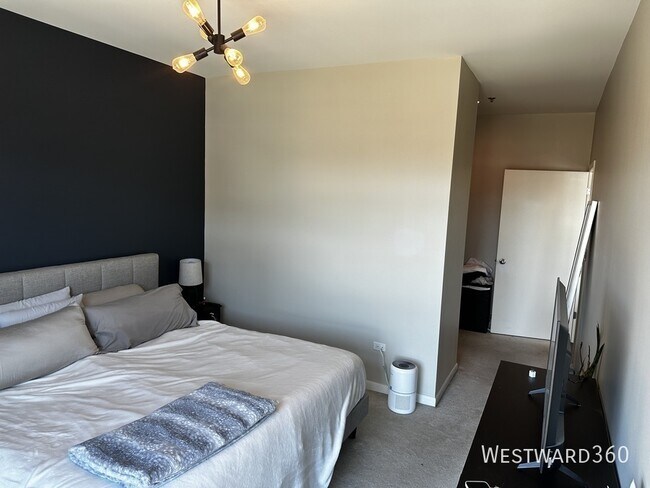 Building Photo - 225 S Sangamon-407