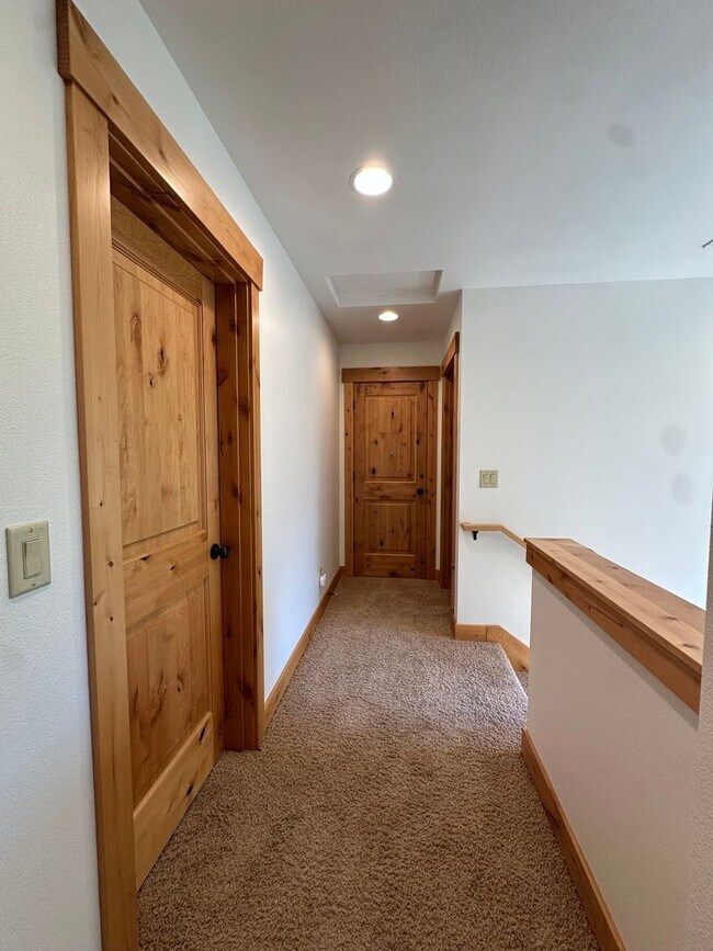 Building Photo - 115 Northwest Mount Washington Drive