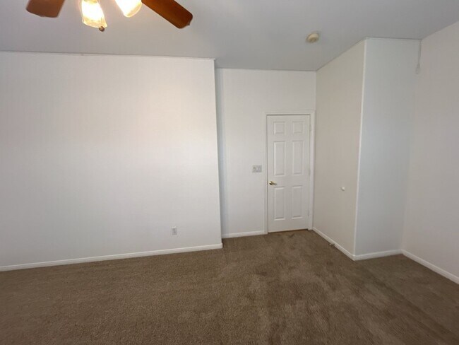 Building Photo - GET READY FOR SUMMER IN THIS BEAUTIFUL 5 BEDROM 3 BATHROOM HOME WITH A STATE OF THE ART APPLIANCE...