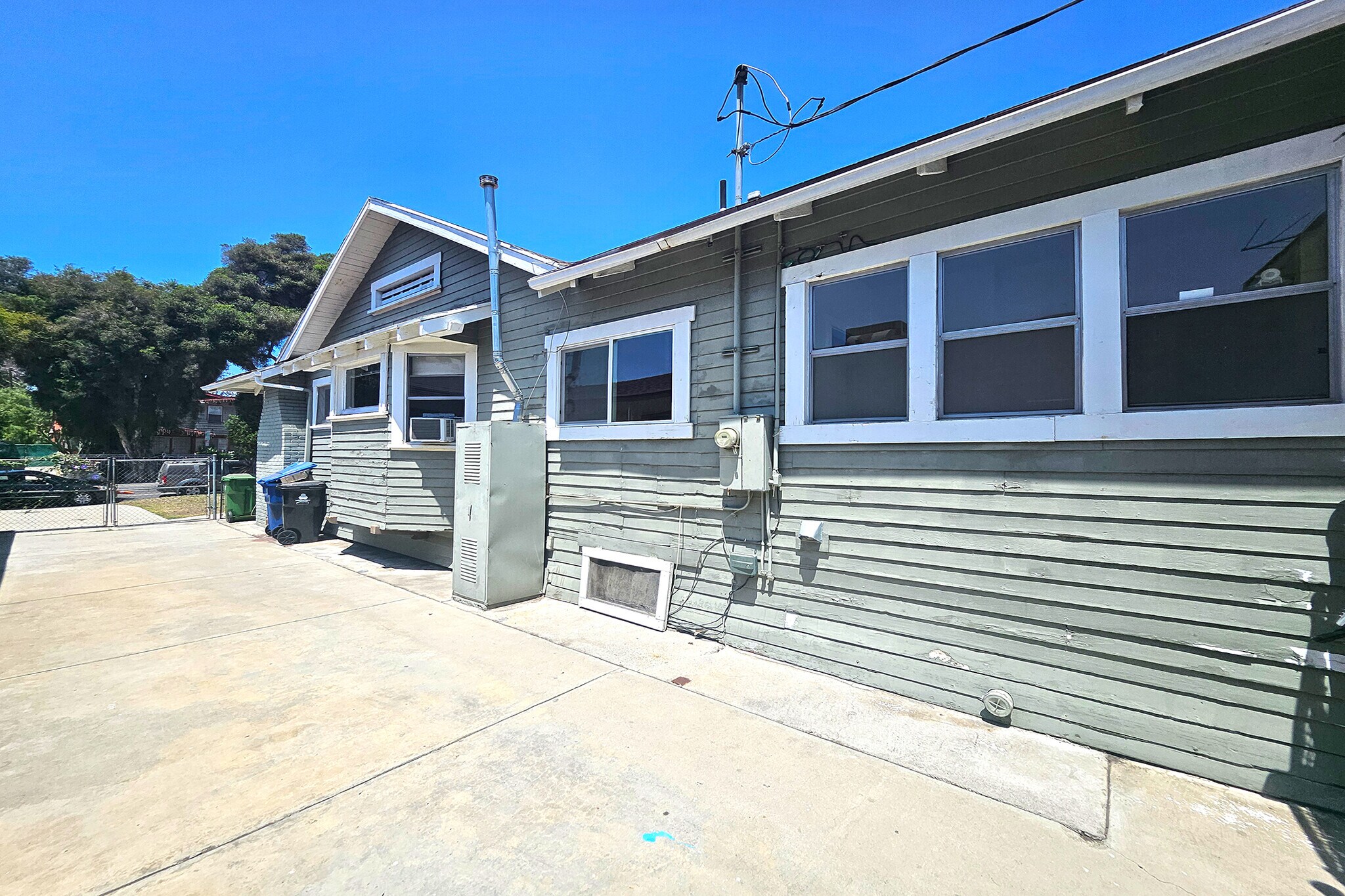 Building Photo - 648 N Heliotrope Dr