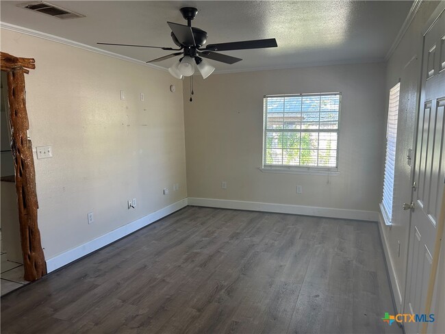 Building Photo - 205 E Pecan St