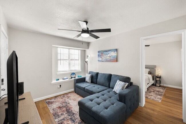 Building Photo - 1700 Crestpoint Dr