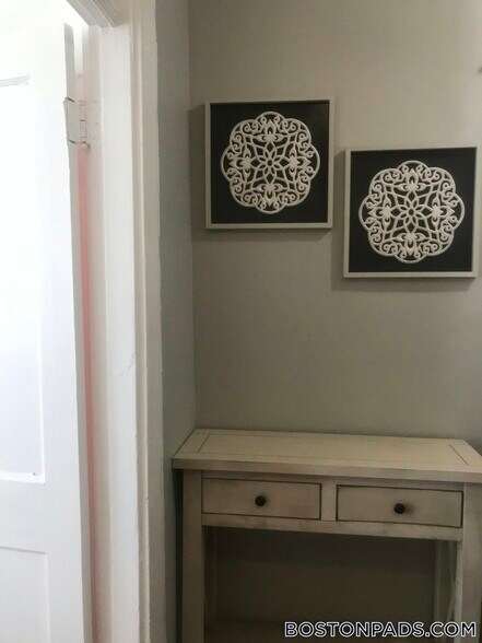 Building Photo - 463 Park Dr