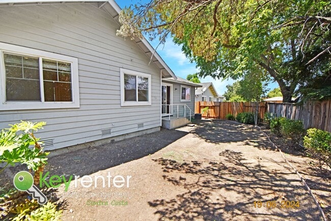 Building Photo - Charming 3 bed 2 bath home with spacious b...