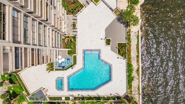 Building Photo - 11113 Biscayne Blvd