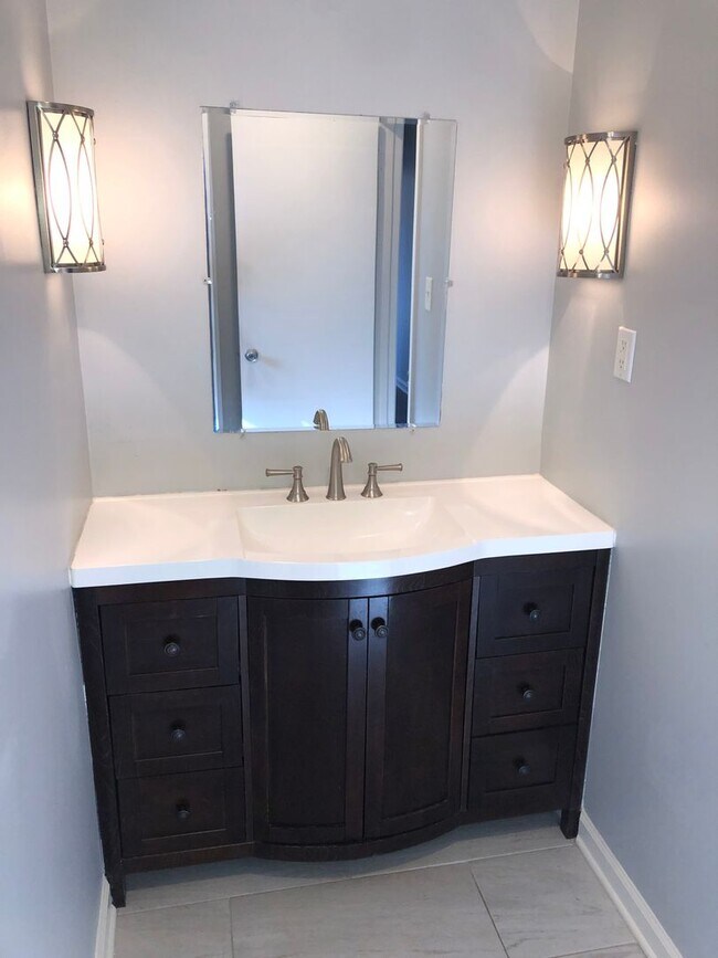 Building Photo - Charming single-level ranch home offers 4 bedrooms and 2 bathrooms in Brentwood