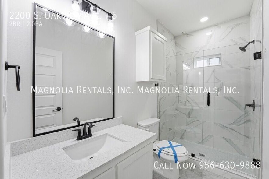 Building Photo - 2200 S Oakview Dr