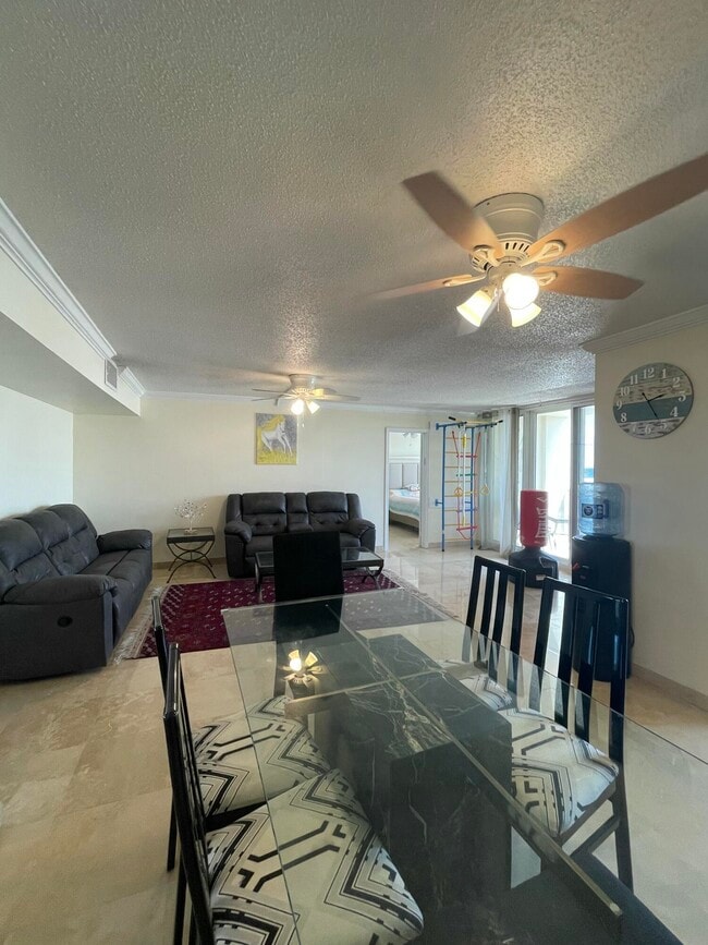 Building Photo - 1237 Hillsboro Mile