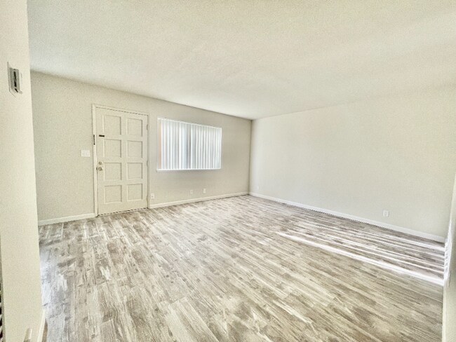 Building Photo - 303 Chiquita Ave