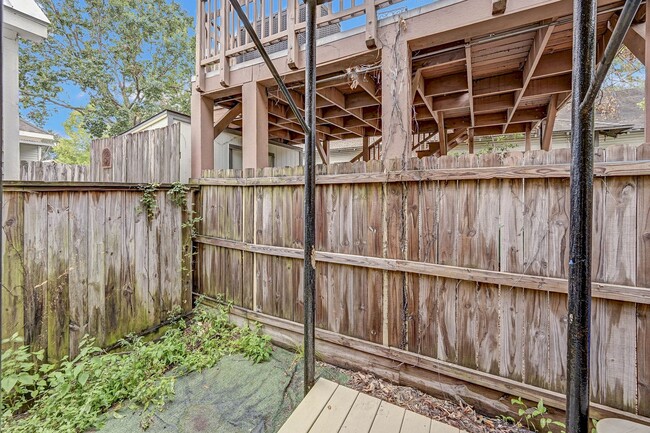 Building Photo - Stunning 1920´s Duplex located in the Hear...