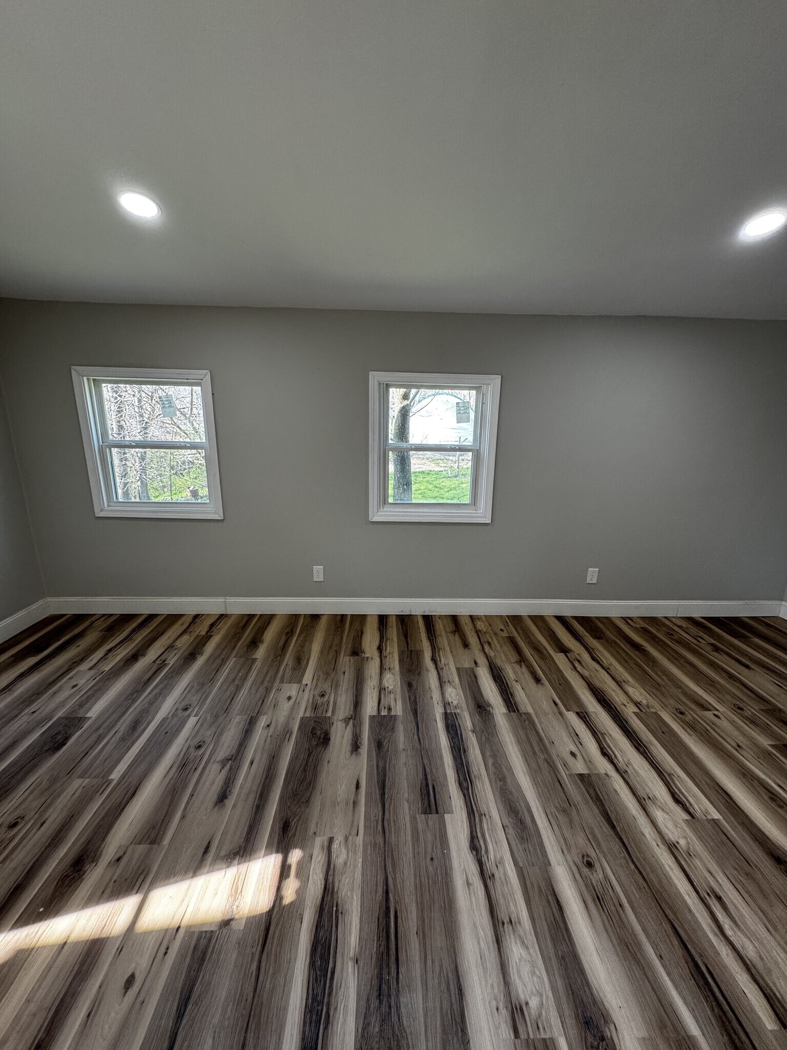 Building Photo - 118 Bank St