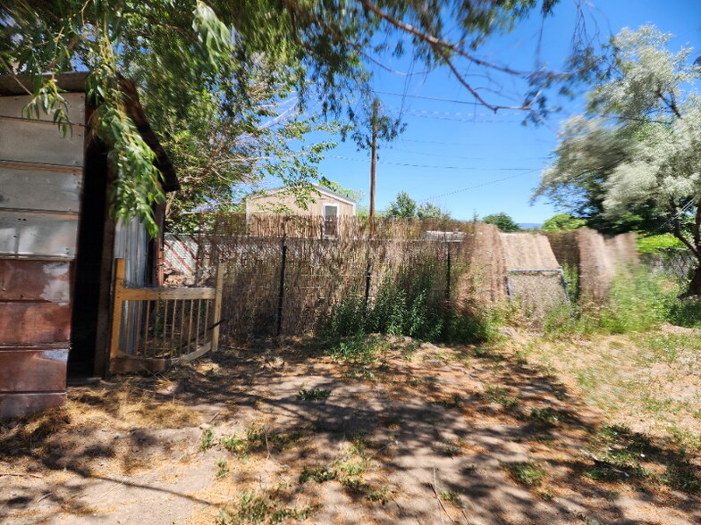 Building Photo - 646 Lois St