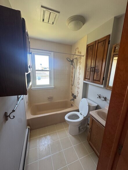 Full Bath - 102 E Liberty St