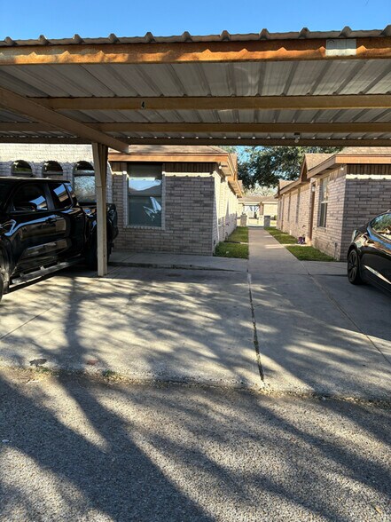 Building Photo - 900 S Palm Dr