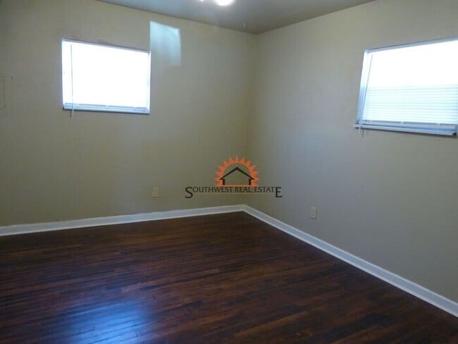 Building Photo - Super Cute 2 bedroom 1 bath home.