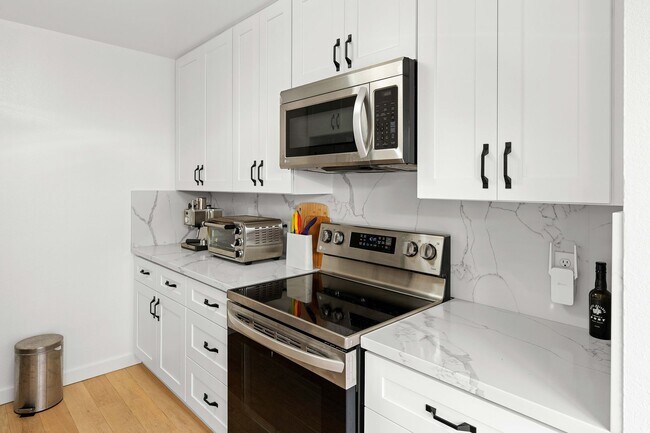 Building Photo - Spacious 2 Bed, 2 Bath Condo Near Downtown...