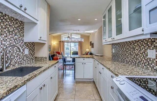 Building Photo - 1407 N Sunrise Way