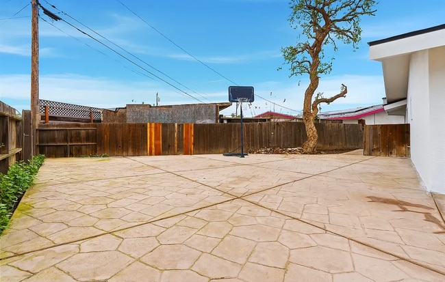 Building Photo - 179 W Hazelwood Dr