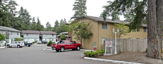 Building Photo - Lakewood Tudor Haus