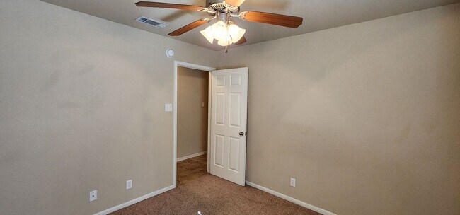 Building Photo - 3 Bedroom 2 bath Duplex South Killeen