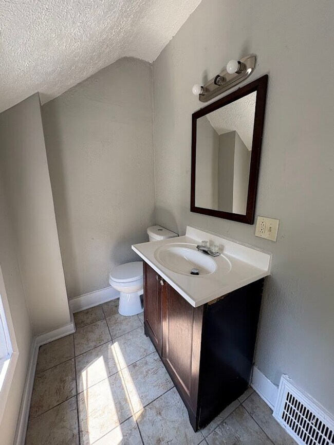 Building Photo - 656 Kling St