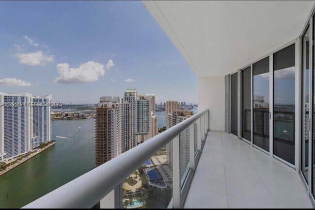 Building Photo - 495 Brickell Ave