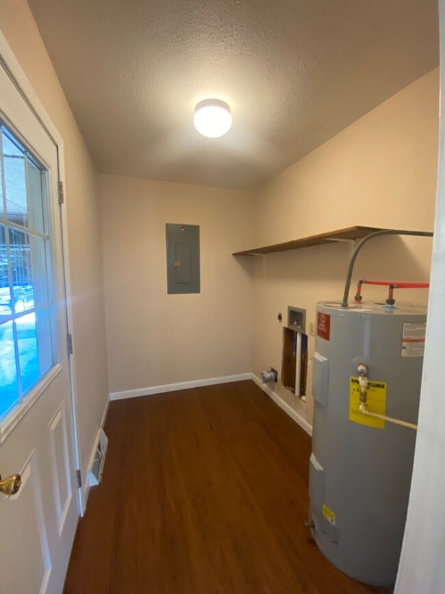 Building Photo - 1002 Glenn Dr