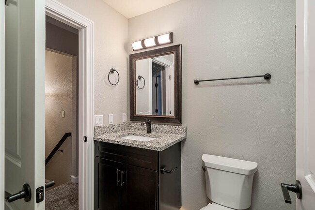 Building Photo - 746 Hilltop Ln