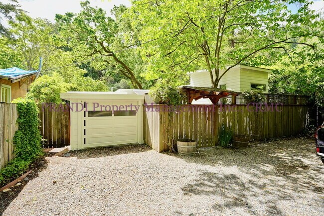 Building Photo - Bright, Stylish Fairfax Home with a Privat...