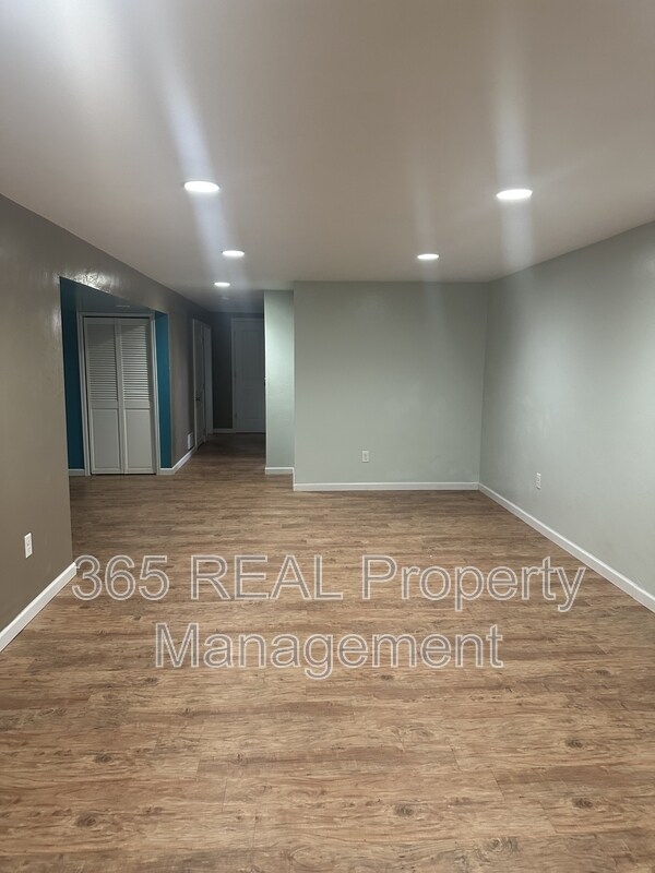 Building Photo - 301 Olive Ln