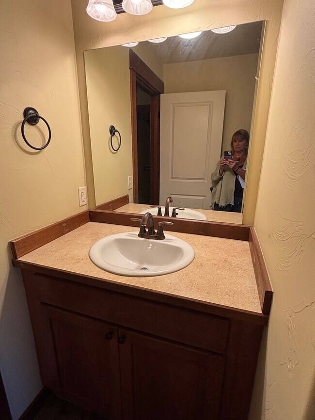 Building Photo - Beautiful Unit near Costco