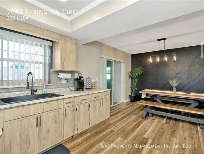 Building Photo - 7041 Lexington Cir