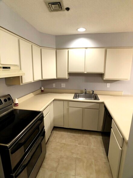 Kitchen - 108 Hunters Run Pl