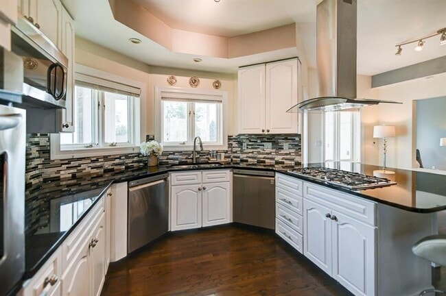 Building Photo - Incredible furnished house on Madison's West Side