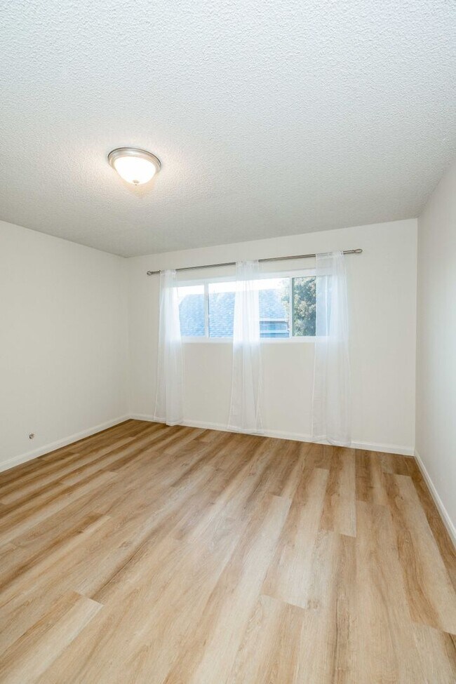 Building Photo - Top Floor 1BR/1BA. Renovated! DISHWASHER! ON-SITE LAUNDRY!