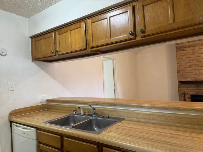 Building Photo - 716 Woodland Ct