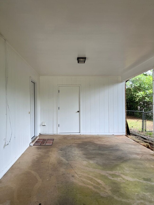 Building Photo - 205 Morgan- Available NOW